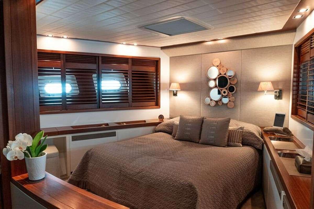 a bed in a hotel room aboard HEERLIJCKHEID Yacht for Charter