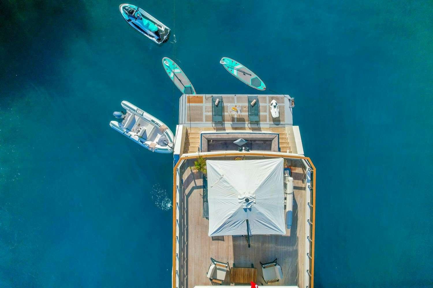 a tower with satellite dishes aboard CINAR YILDIZI Yacht for Charter