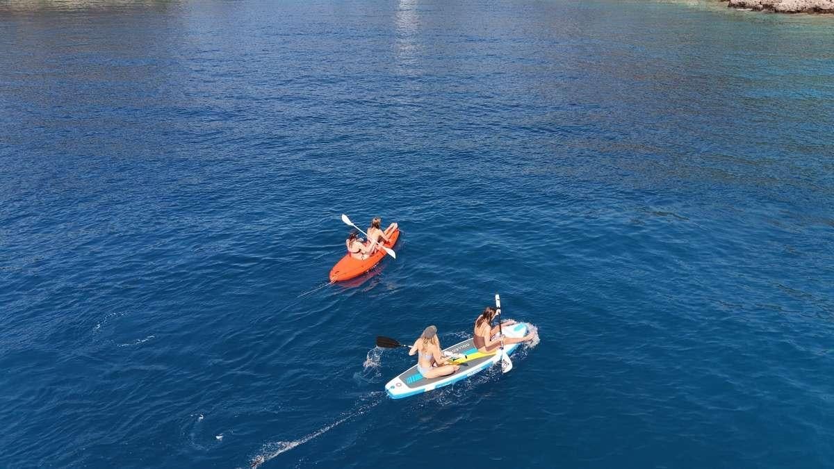 a group of people in kayaks aboard PARSS Yacht for Charter