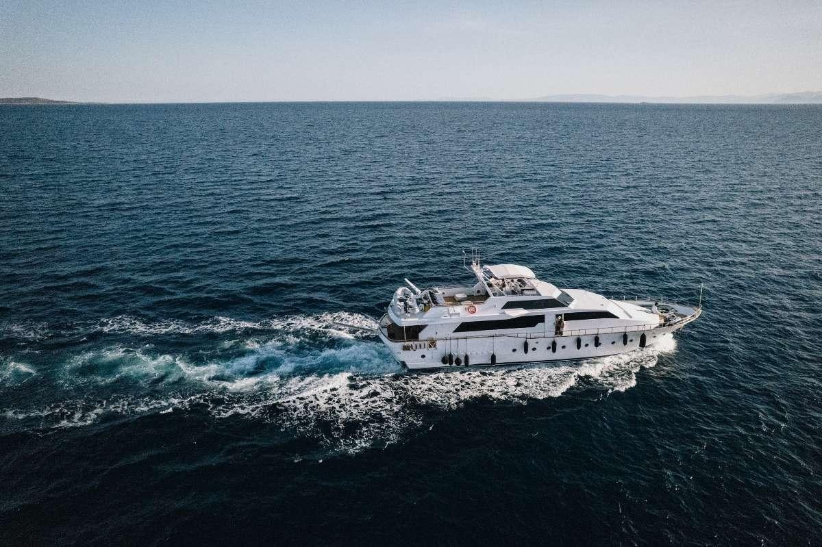a boat in the water aboard CARI&NTILDE;O Yacht for Charter
