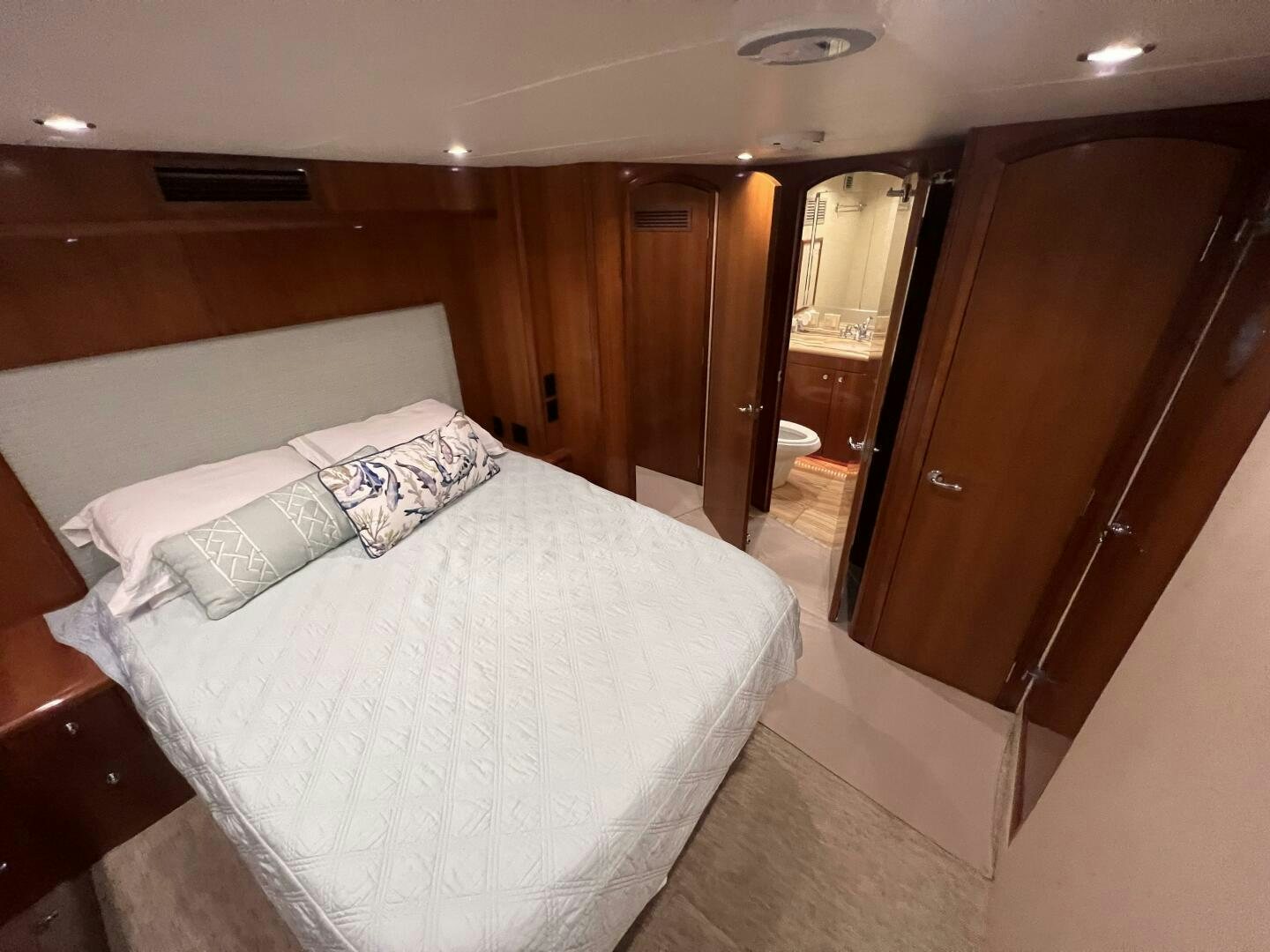 a hotel room with a bed aboard BAYOU A BUD Yacht for Sale