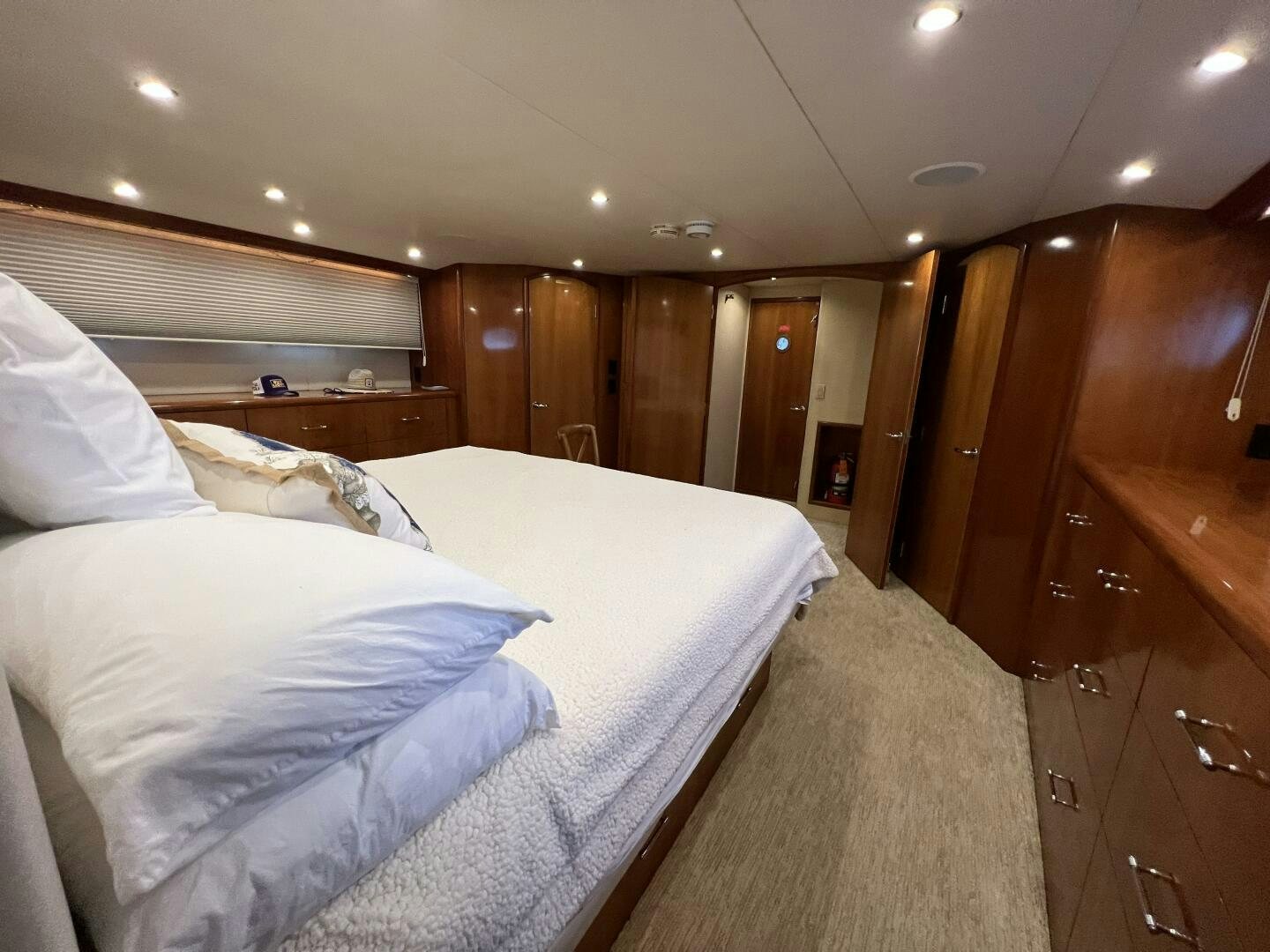 a couple of beds in a hotel room aboard BAYOU A BUD Yacht for Sale