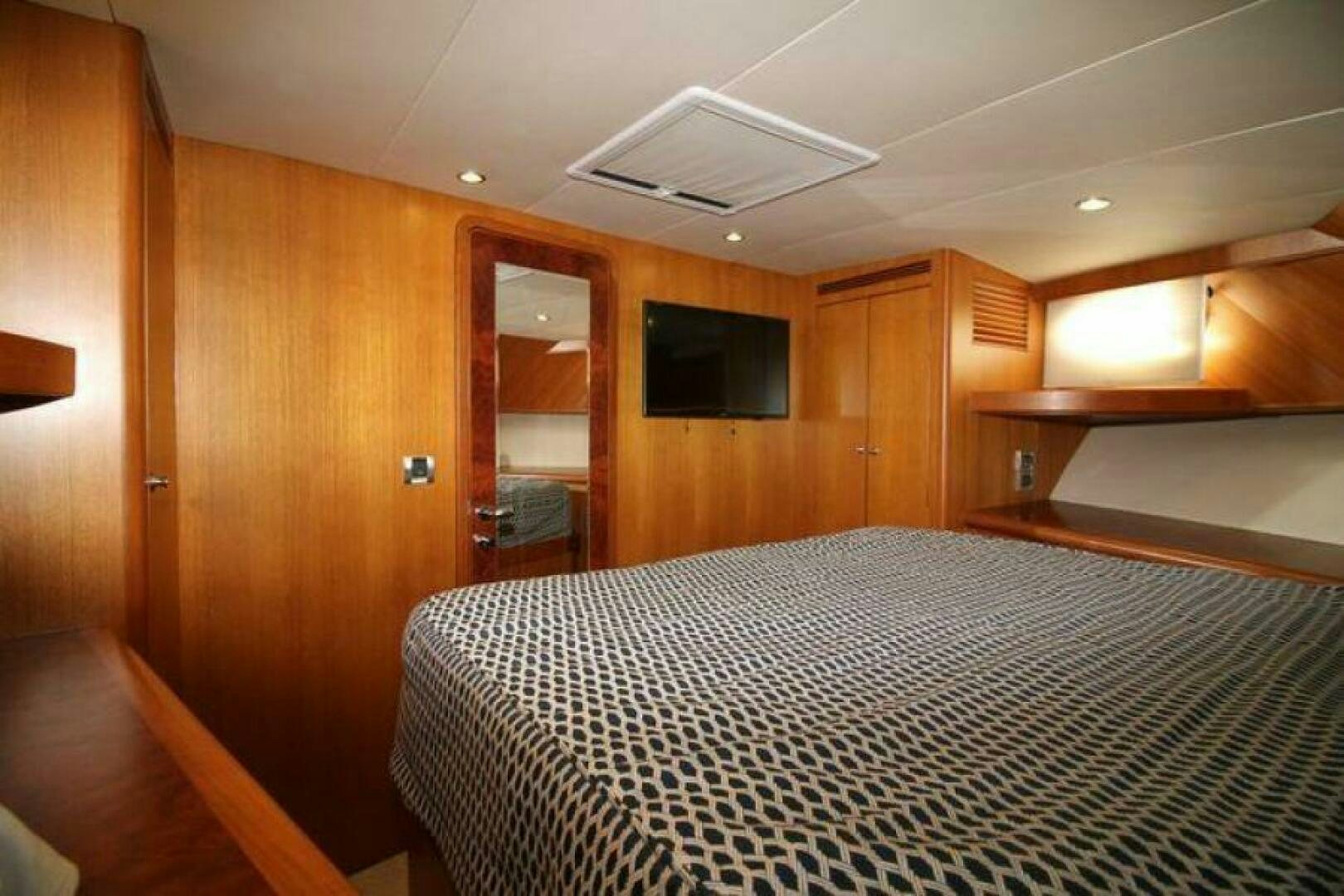 a bed in a cabin aboard PARTNERSHIP Yacht for Sale