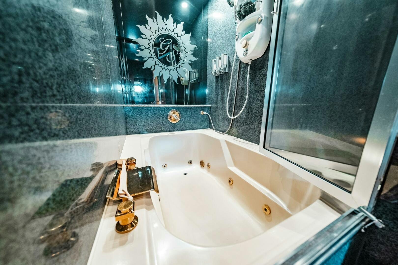 a bathtub and a sink aboard GLORIAS SUN Yacht for Sale