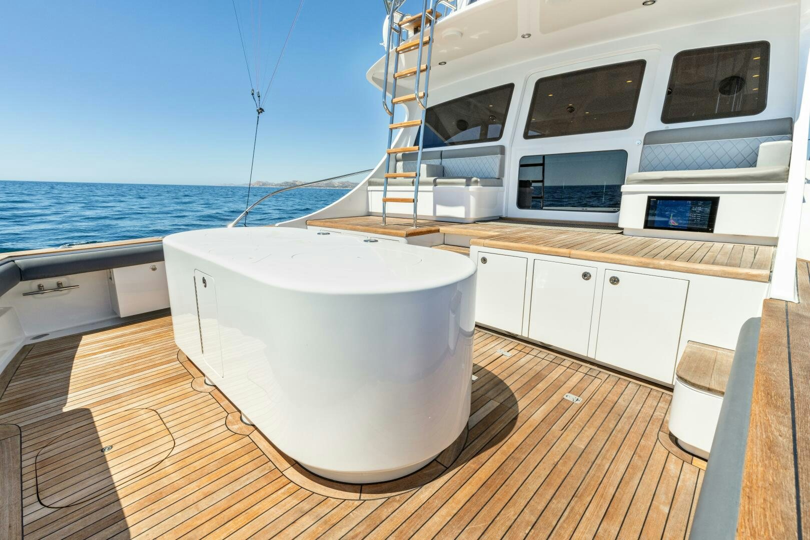 a white tub on a deck aboard SALTY K Yacht for Sale