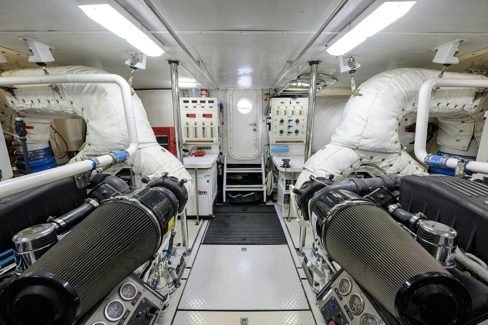 a room with a large white machine aboard ALWAYS BAREFOOT Yacht for Sale