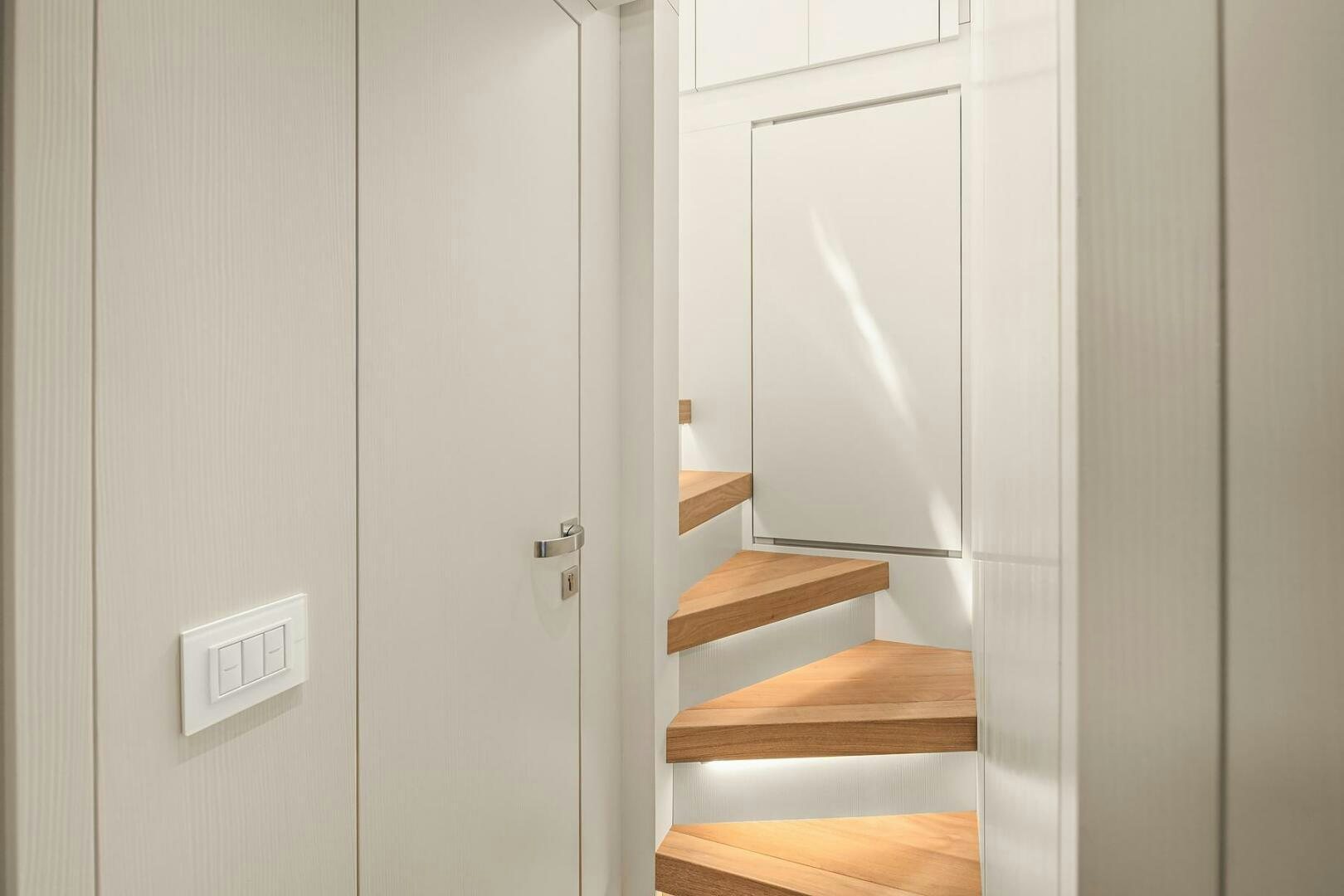 a white door with a white door aboard SANLORENZO SL86 Yacht for Sale