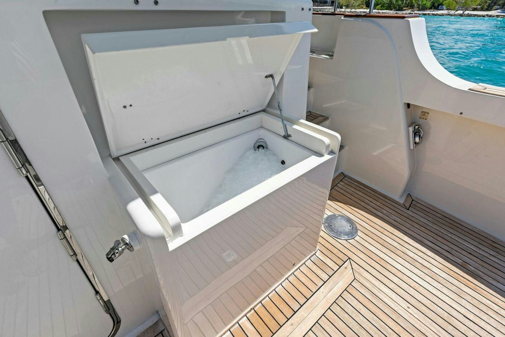 a bathtub in a boat aboard RELENTLESS Yacht for Sale