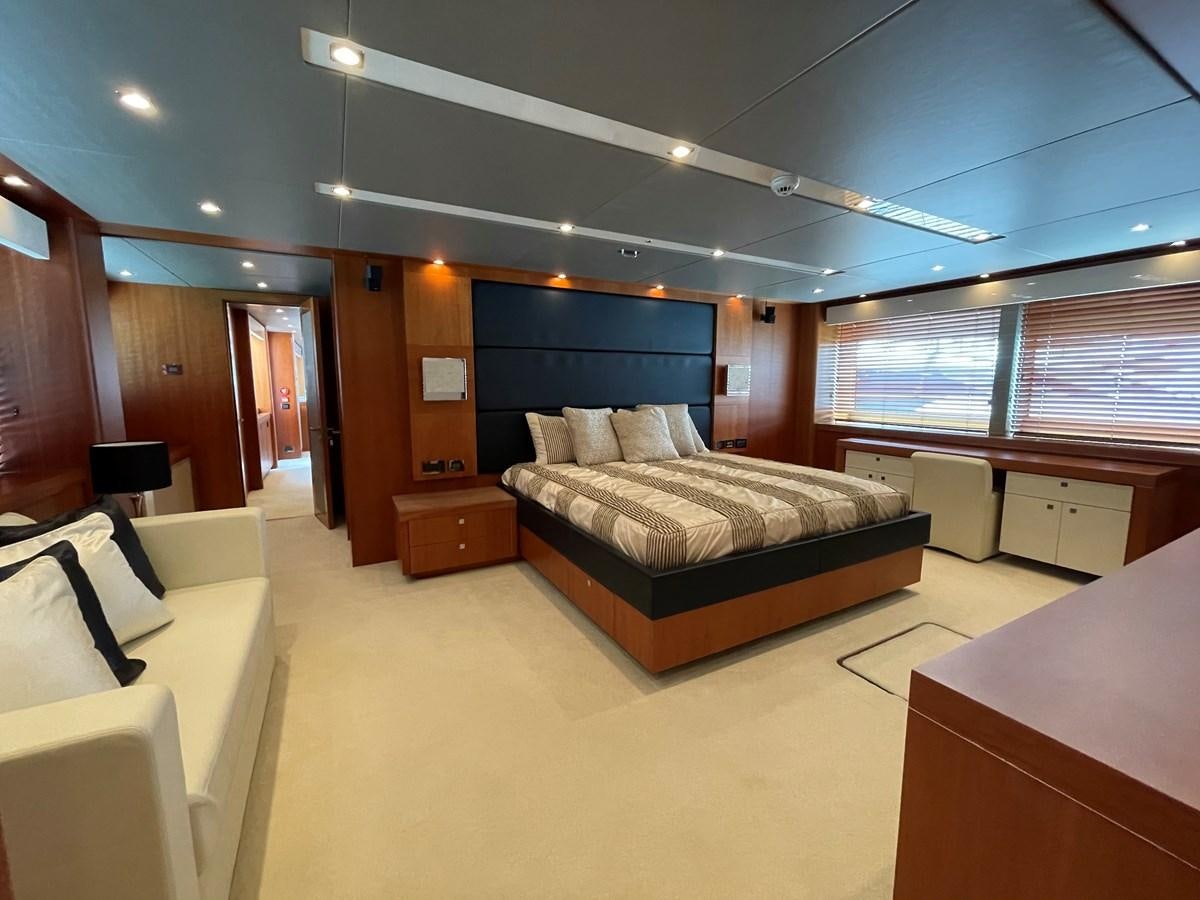 a room with a bed and a desk aboard SUNSEEKER 115/03 Yacht for Sale