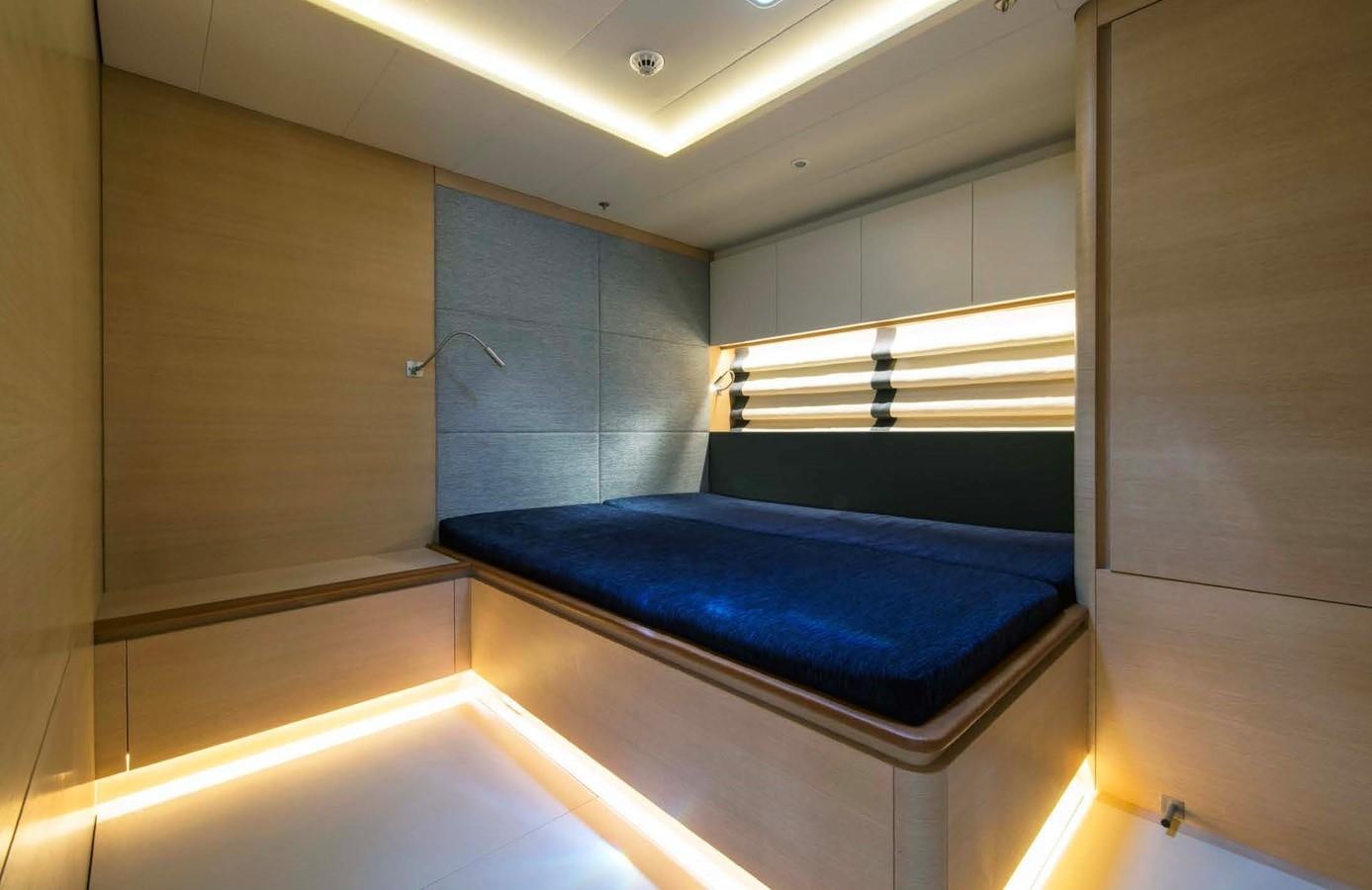 a bathroom with a tub aboard HIGHLAND FLING 15 Yacht for Sale