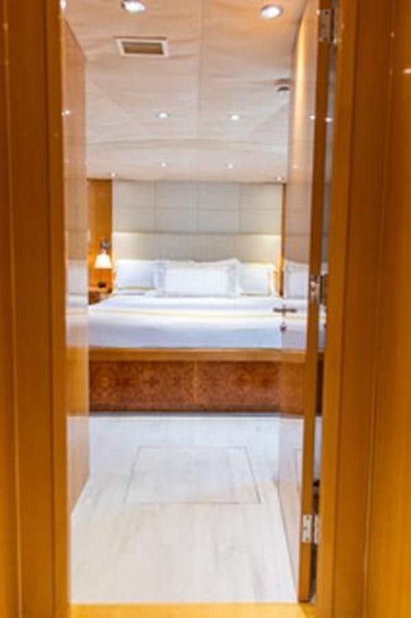 a bathroom with a tub and a sink aboard 2000 116 BAGLIETTO Yacht for Sale