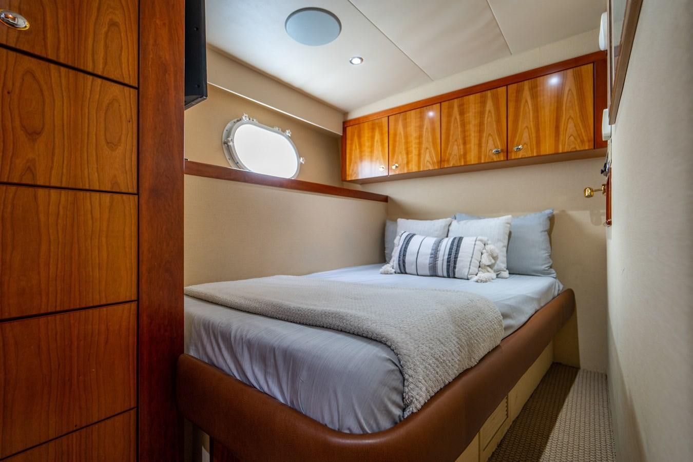 a bed with white sheets aboard NO NAME 112 Yacht for Sale