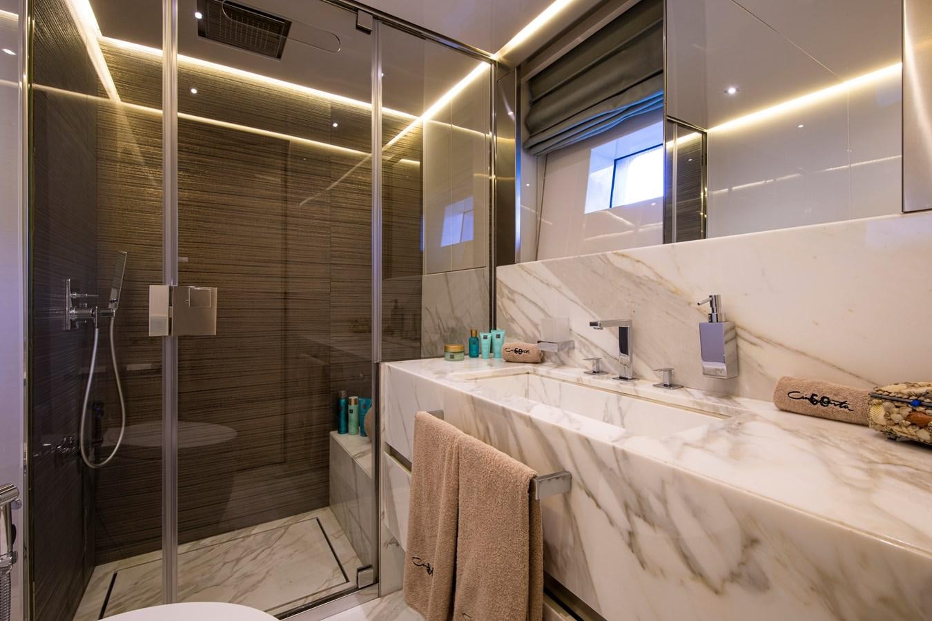 a bathroom with a tub and shower aboard CINQUANTA-50 Yacht for Sale