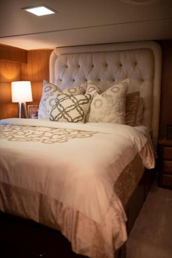 a bed with white sheets aboard 88 LAZY DAYS BEACHEM Yacht for Sale