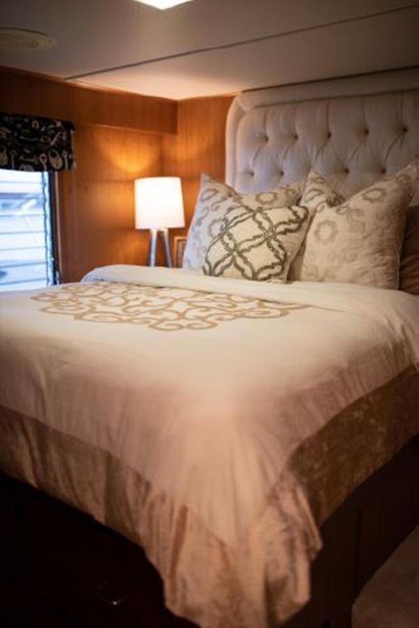 a bed with white sheets aboard 88 LAZY DAYS BEACHEM Yacht for Sale