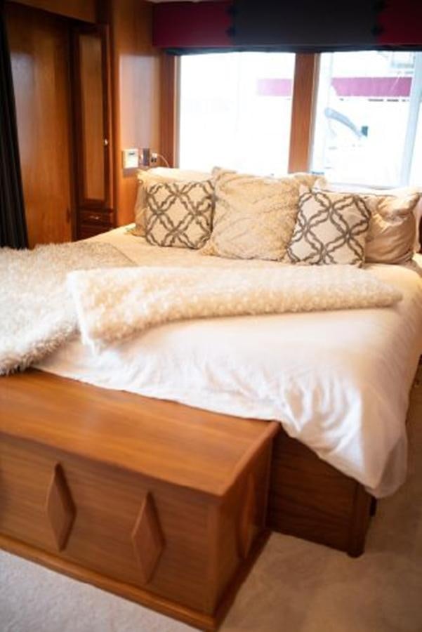 a bed with white sheets aboard 88 LAZY DAYS BEACHEM Yacht for Sale