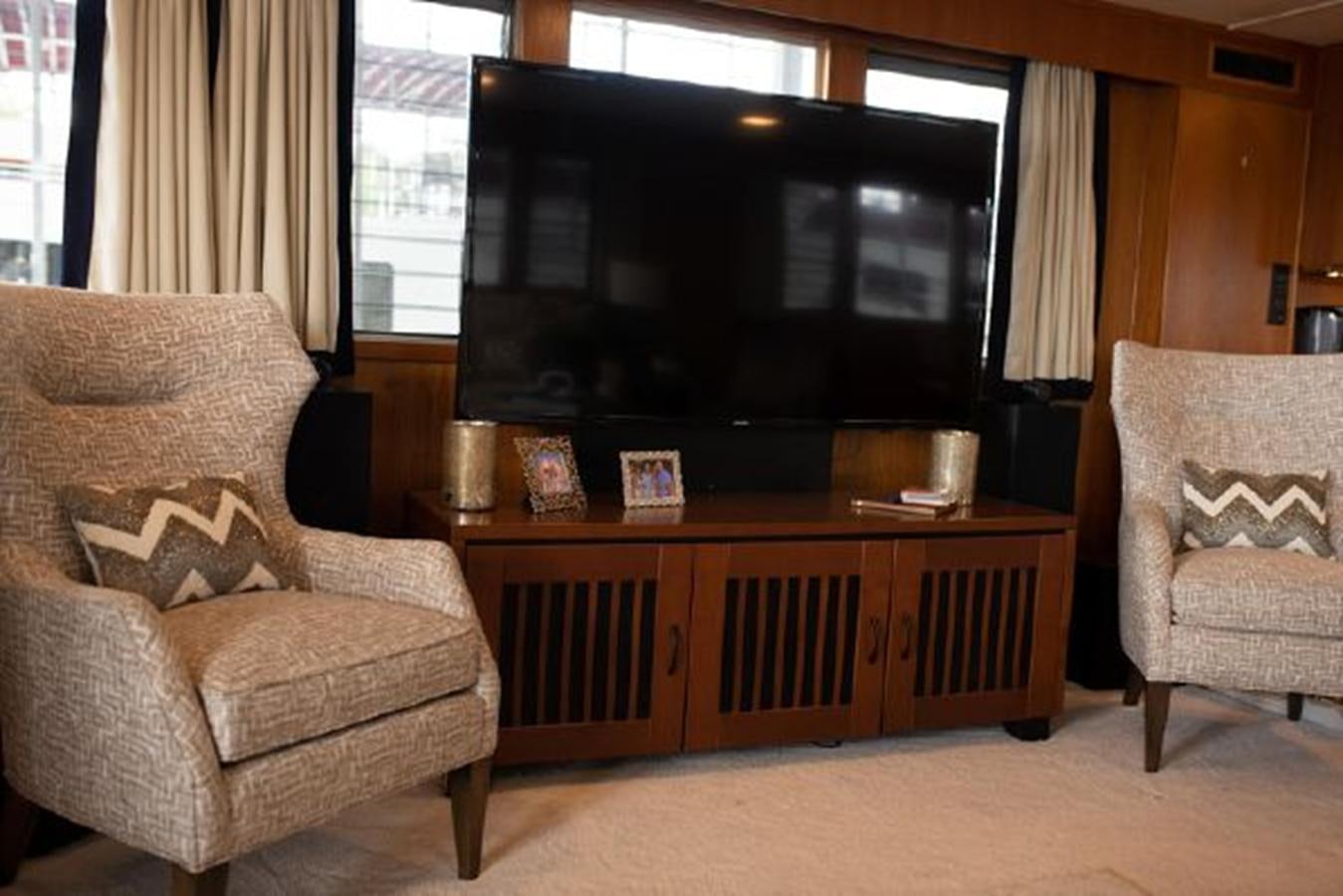 a living room with a tv aboard 88 LAZY DAYS BEACHEM Yacht for Sale