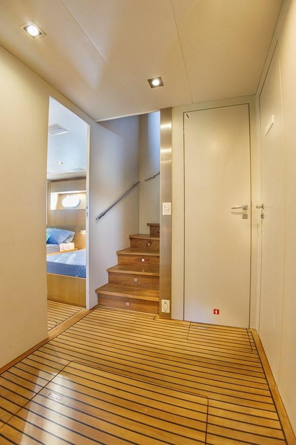 a hallway with a bed and a door aboard PAPA-GOLFE Yacht for Sale