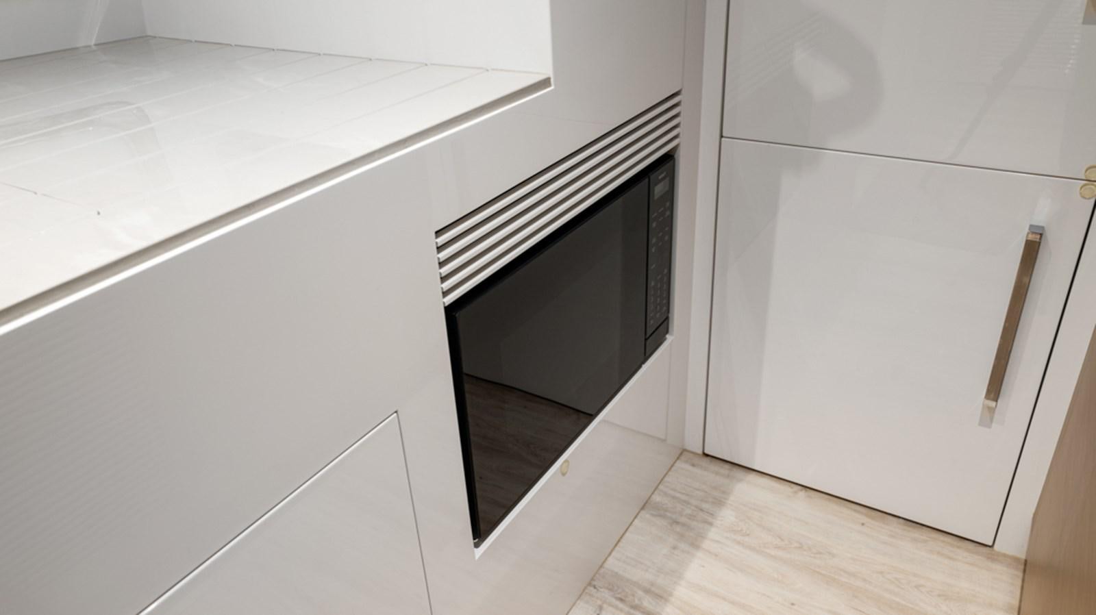 a room with a vent aboard 90 HORIZON Yacht for Sale