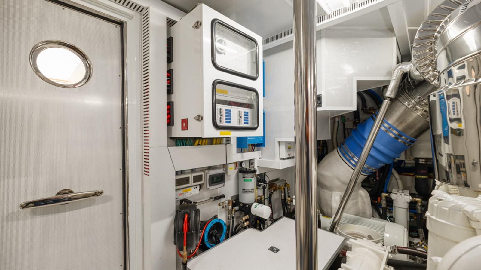 a machine with a blue tube aboard 90 HORIZON Yacht for Sale