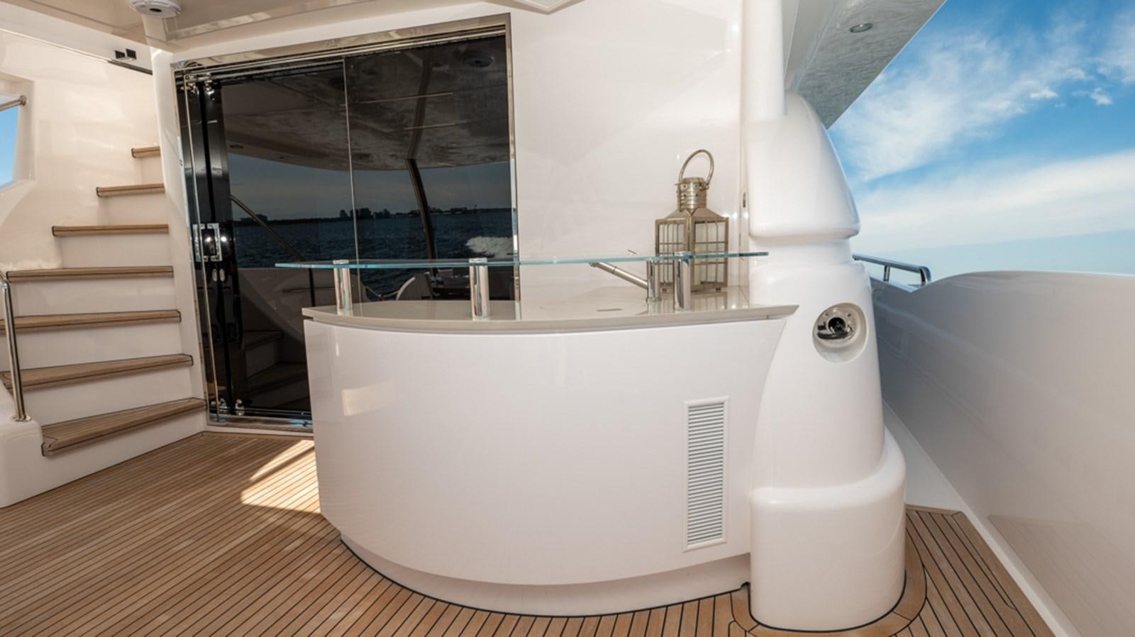 a large white tub aboard 90 HORIZON Yacht for Sale