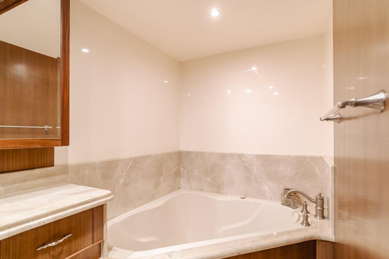 a bathroom with a tub aboard HARLEY G Yacht for Sale