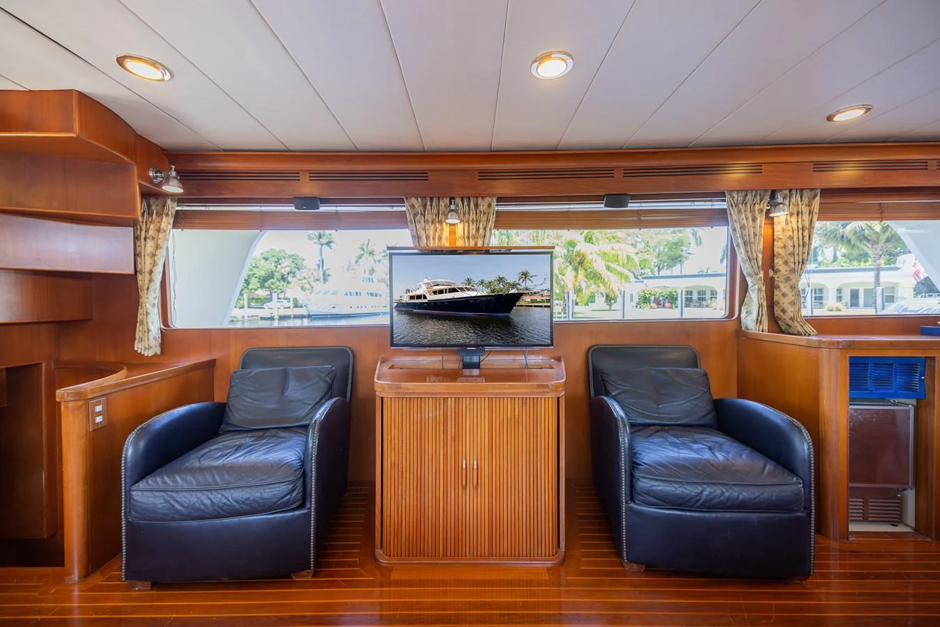 a living room with a wood floor aboard THE GARLIC Yacht for Sale
