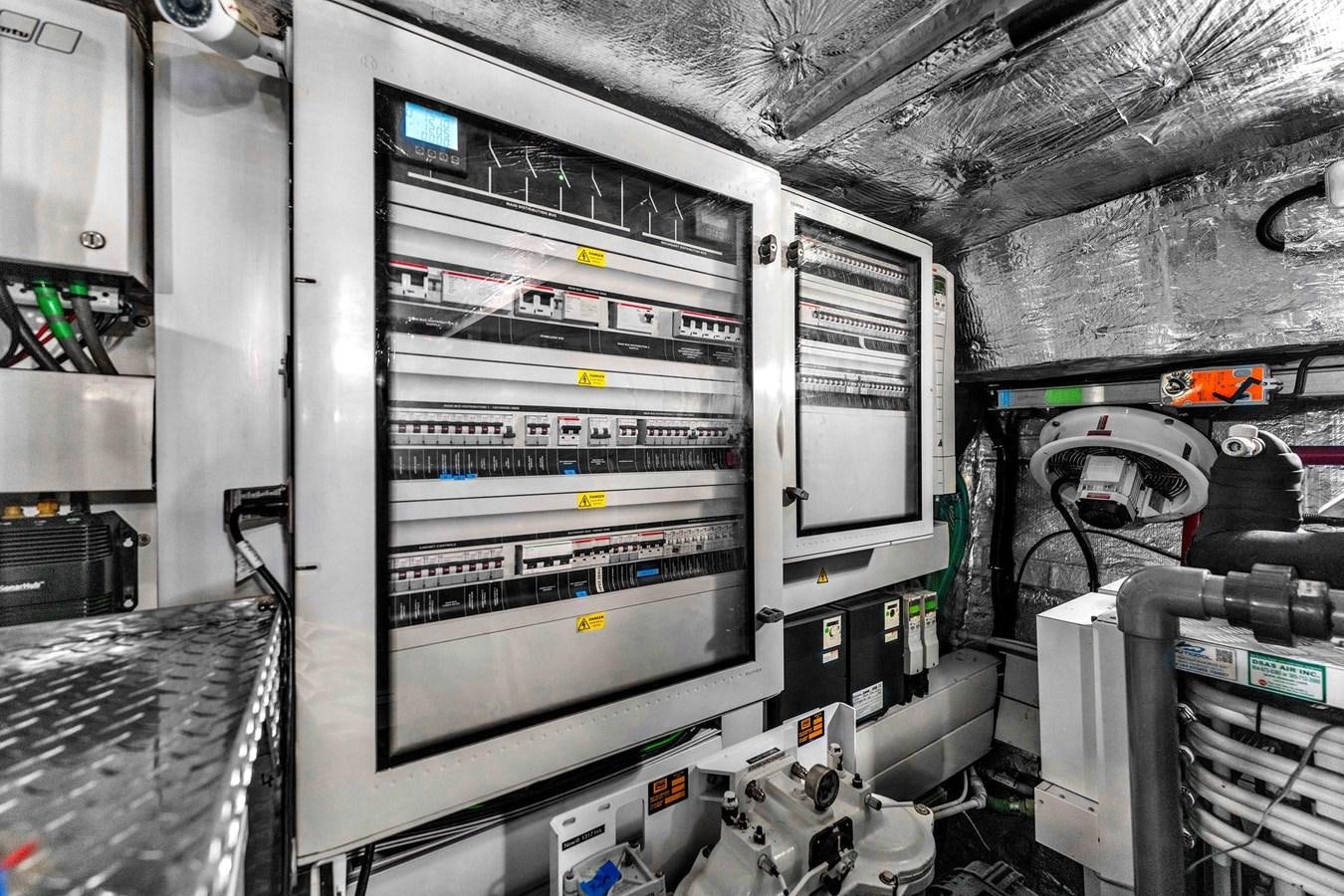 a large machine in a room aboard 2018 SUNSEEKER 95 YACHT Yacht for Sale