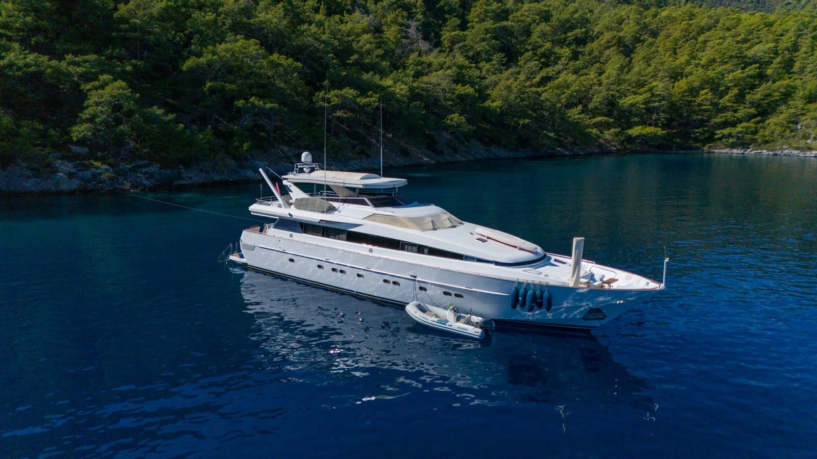 a boat in the water aboard ADMIRAL 27 M Yacht for Sale
