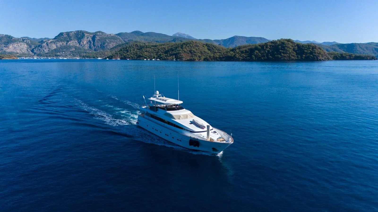 a boat on the water aboard ADMIRAL 27 M Yacht for Sale