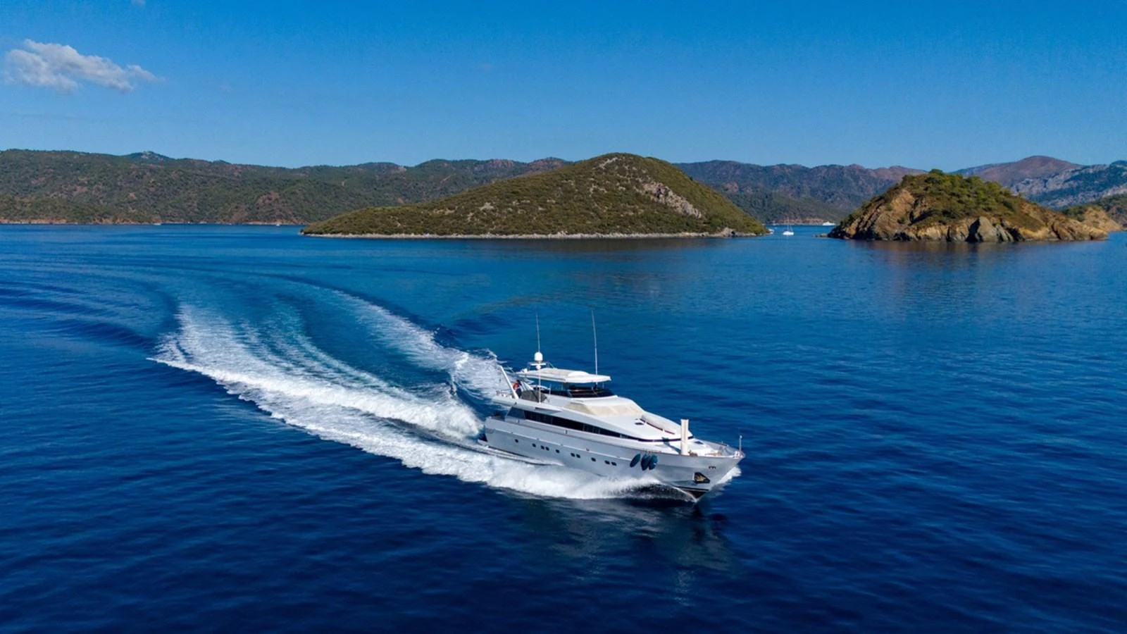 a boat on the water aboard ADMIRAL 27 M Yacht for Sale